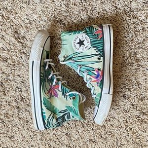 Women’s Chuck Taylor Converse with green leaf design. Size 7